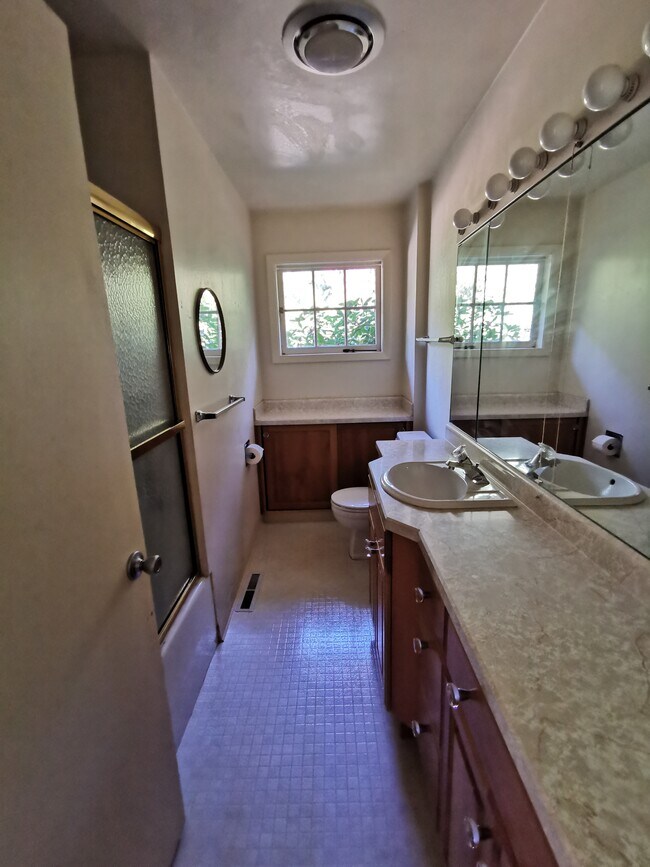 bath room - 3546 SW Seymour St