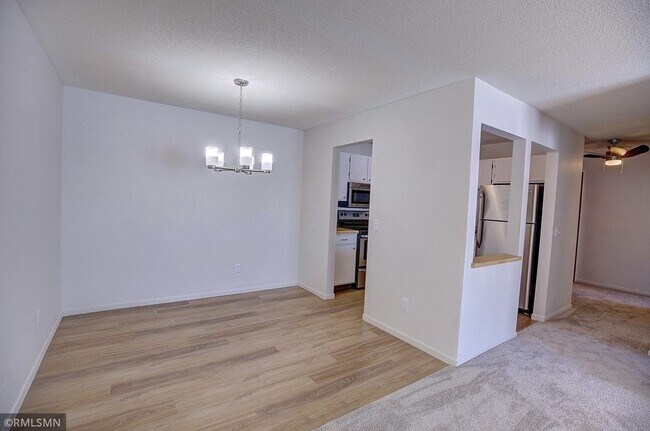 Foto del edificio - Spacious 2 bedroom, 1 Bath Condo in the Co...