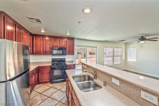 Building Photo - 1140 Safari Creek Dr