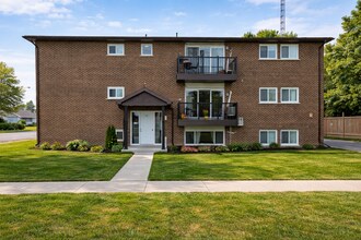 Building Photo - 24 Wellington St