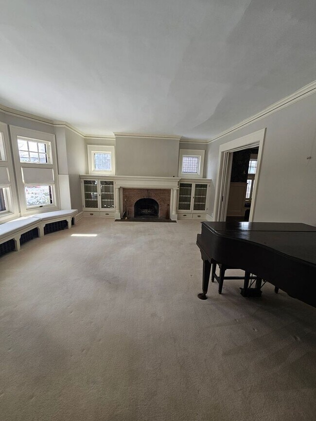 Foto del edificio - 2245-2247 N Lake Dr. (Duplex)