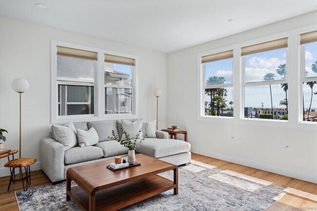 Building Photo - 3018 Beachwood Blf Wy