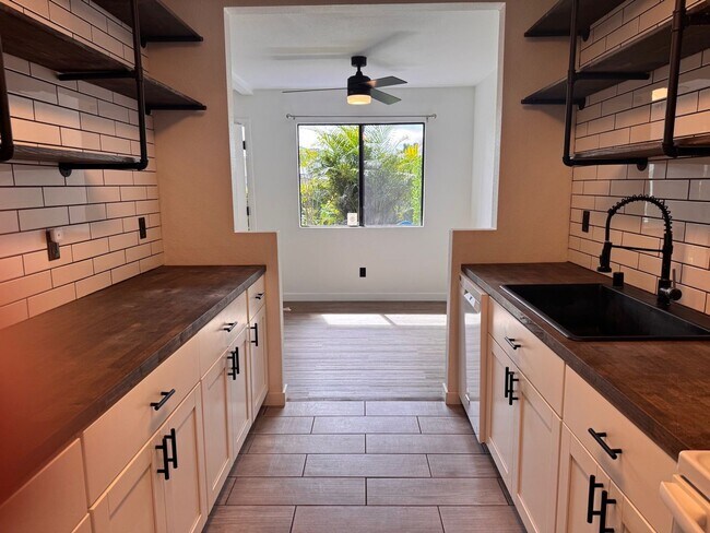 Foto del edificio - Ground Floor Corner Unit in Desirable Hidden Valley Estates!