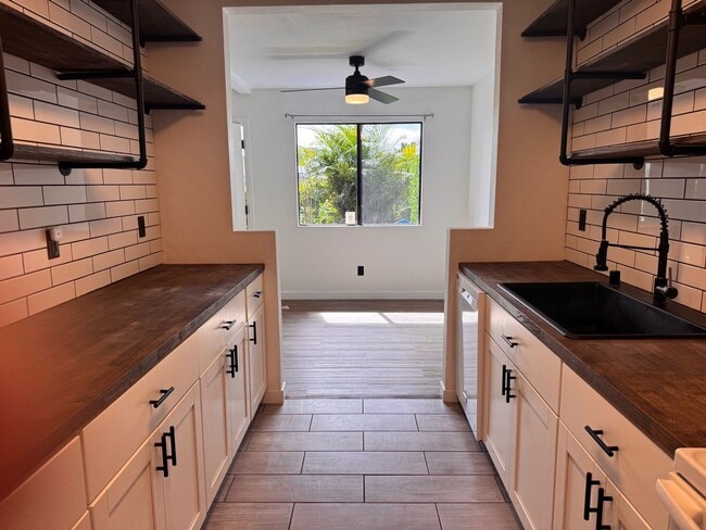 Building Photo - Ground Floor Corner Unit in Desirable Hidden Valley Estates!