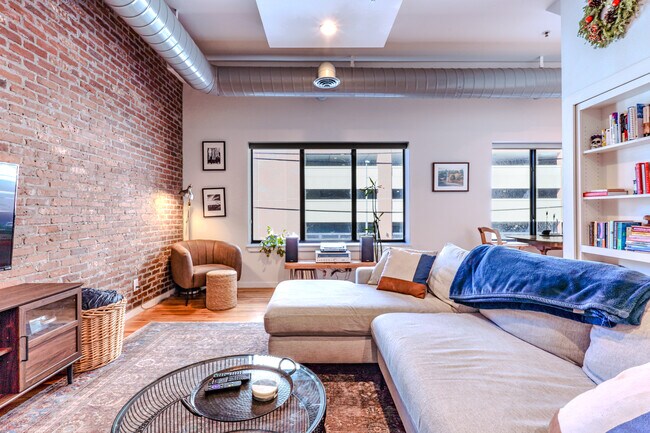 Foto del edificio - 70 W 6th Ave