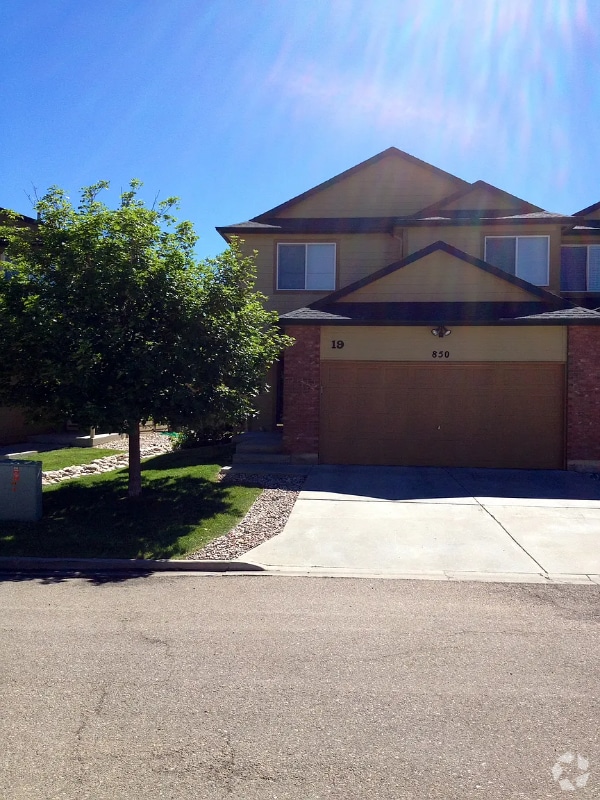 Building Photo - 850 S Overland Trail