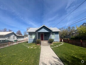 Building Photo - 1869 Manzanita St
