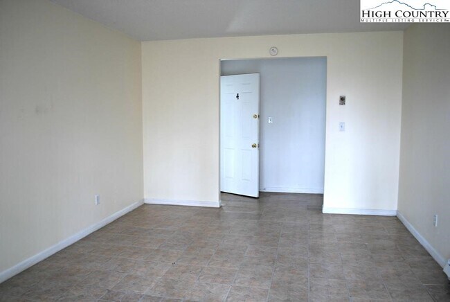 Building Photo - 473 Nikanor Rd