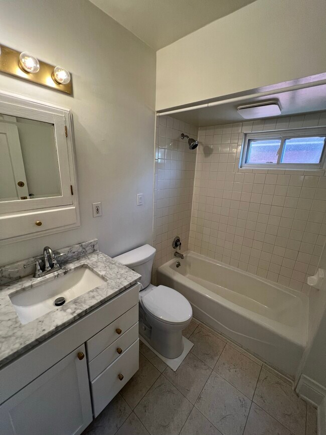 Baño - 3935 Burwood Ave