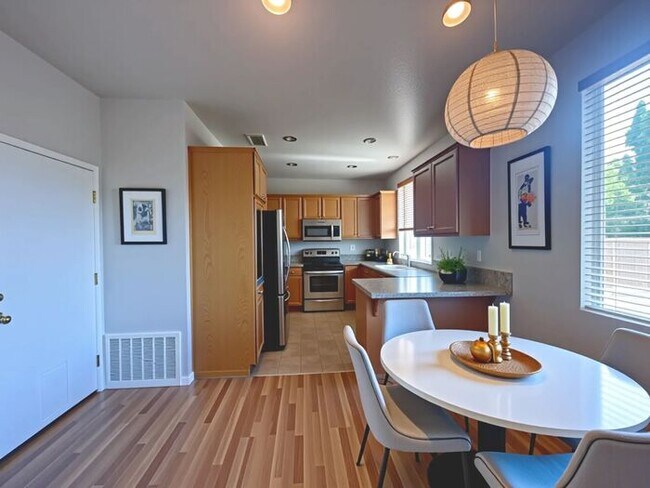 Foto del edificio - Nestled in a Quiet  Peaceful Valencia Community is ...