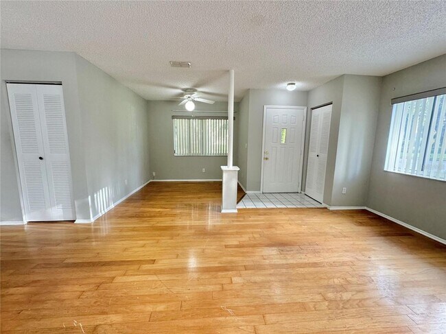 Foto del edificio - 8302 Waterview Way