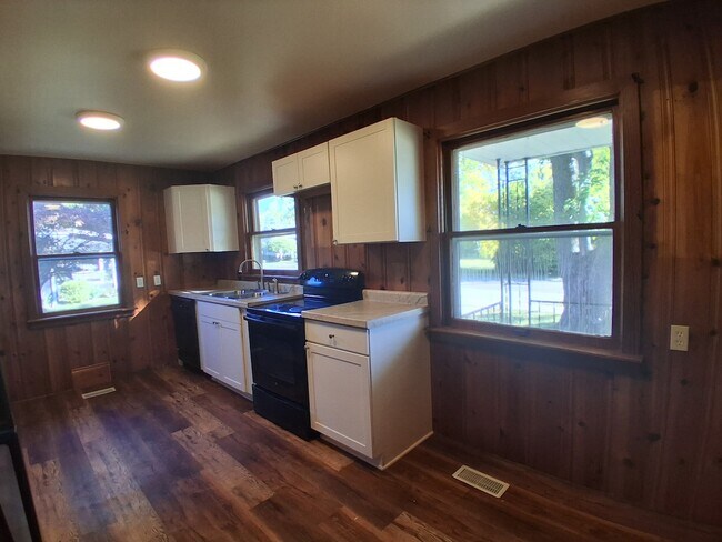 Building Photo - 108 N Webster St