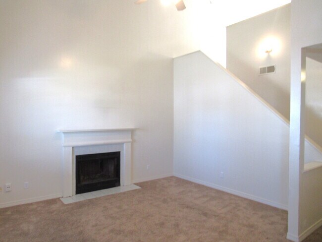 Foto del edificio - Spacious 2-Story Home with Fenced Yard and...