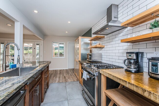 Building Photo - Oceanside Furnished Rental Home-  Short Dr...