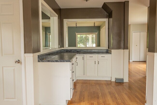 Building Photo - Spacious Single Family Home