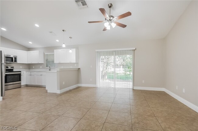 Building Photo - 1018 Card St E