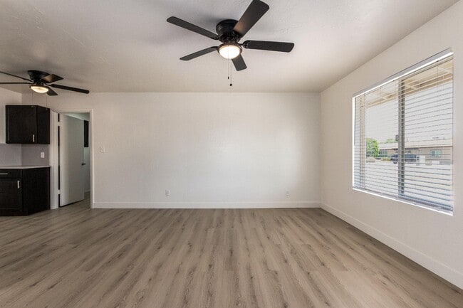 Building Photo - 302 W Kristal Way