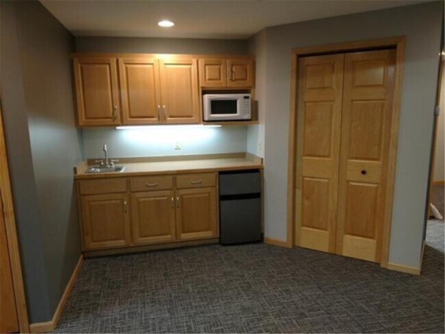 Foto del edificio - 7218 Forestview Ln N