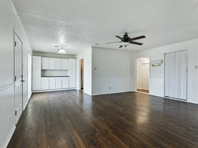 Foto del edificio - 6950 Hillcrest Ave