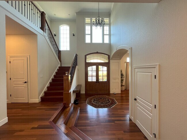 Foto del edificio - Elegant 4-Bedroom Luxury Home with Panoram...