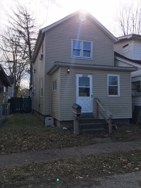 Building Photo - Two Bedroom One Bath Home In Huntington