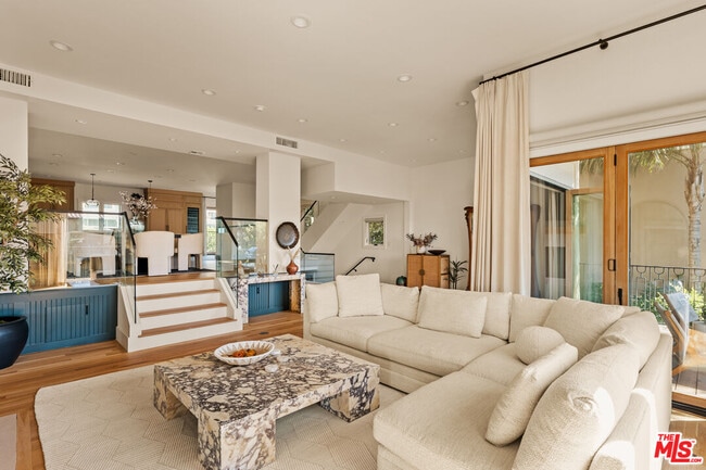 Building Photo - 3807 Vía Dolce