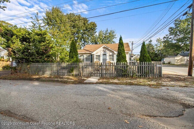 Building Photo - 502 Woodpark Dr