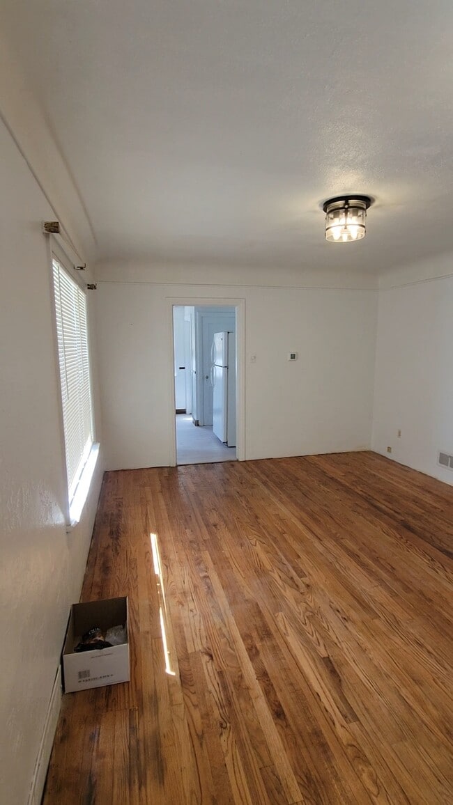 Building Photo - 1305 12th St