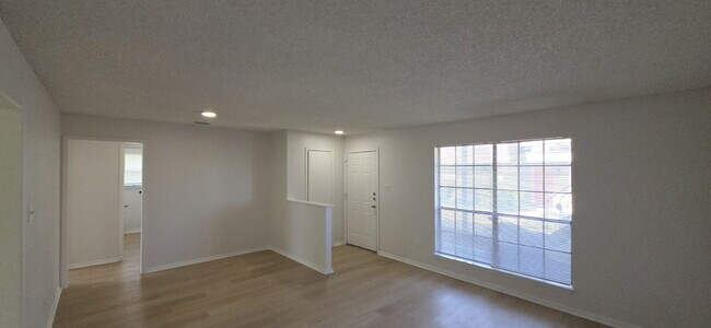 Foto del edificio - Beautifully remodeled first-floor condo with 2 bed & 2 bath