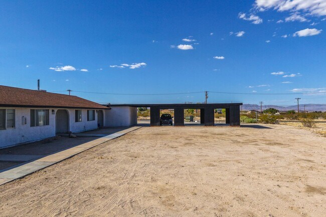 Foto del edificio - 74077 Cactus Dr
