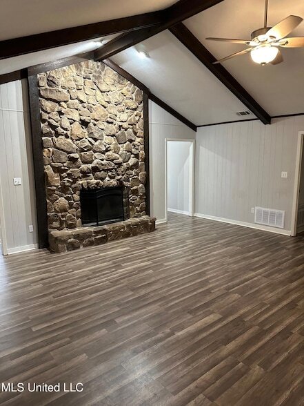 Foto del edificio - 128 Fern Valley Rd