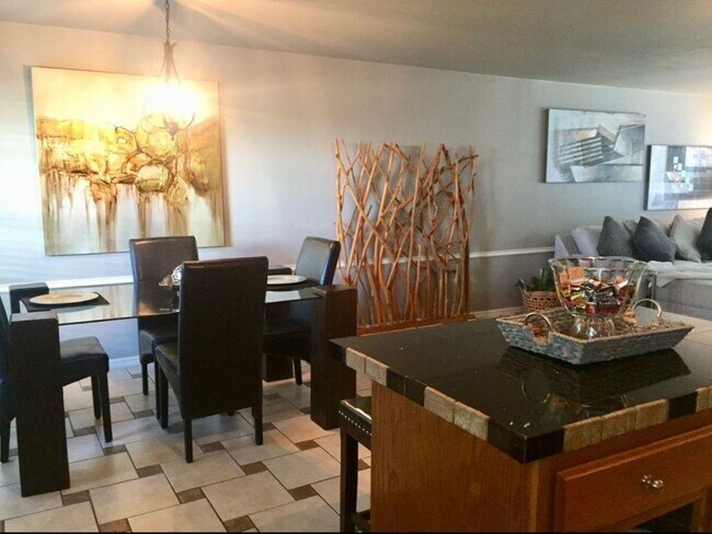 Foto del edificio - 1364 E Masonic Dr