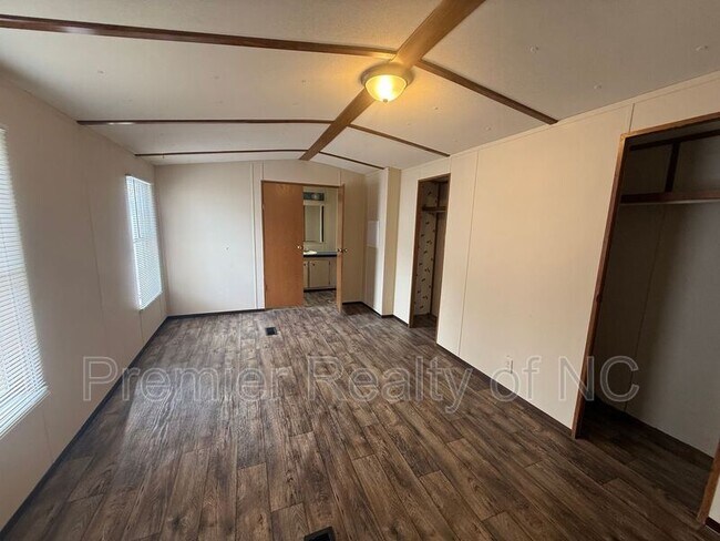 Building Photo - 397 Deer Run Dr