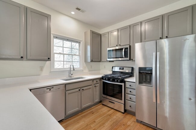 Building Photo - Renovated 4 bed/2.5 bath with beautiful ha...
