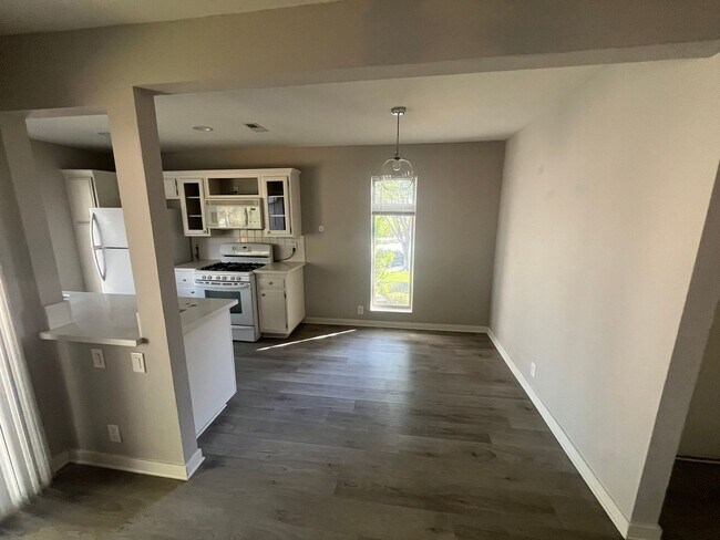 Foto del edificio - Spacious 2 Bed / 1 Bath Upstairs Condo in San Carlos – Utilities Included!