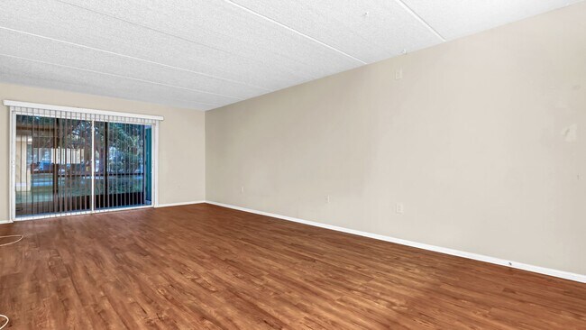 Foto del edificio - 2 Bed/2 Bath Ground Floor Unit in EastLake...