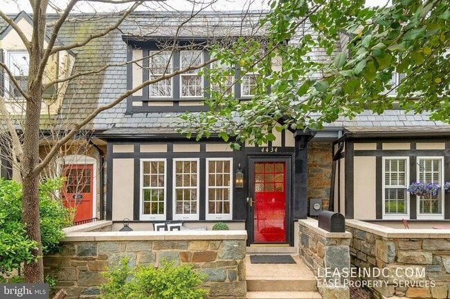 Photo - 4434 Reservoir Rd NW House