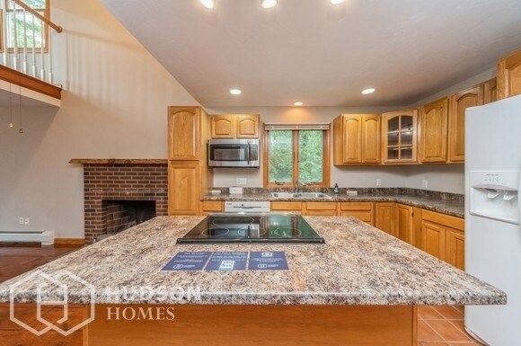 Building Photo - NOW AVAILABLE! 10 W Ave, Spencer, MA, 01562