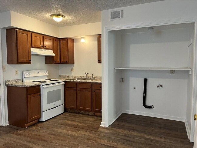 Foto del edificio - 7830 Means Ave