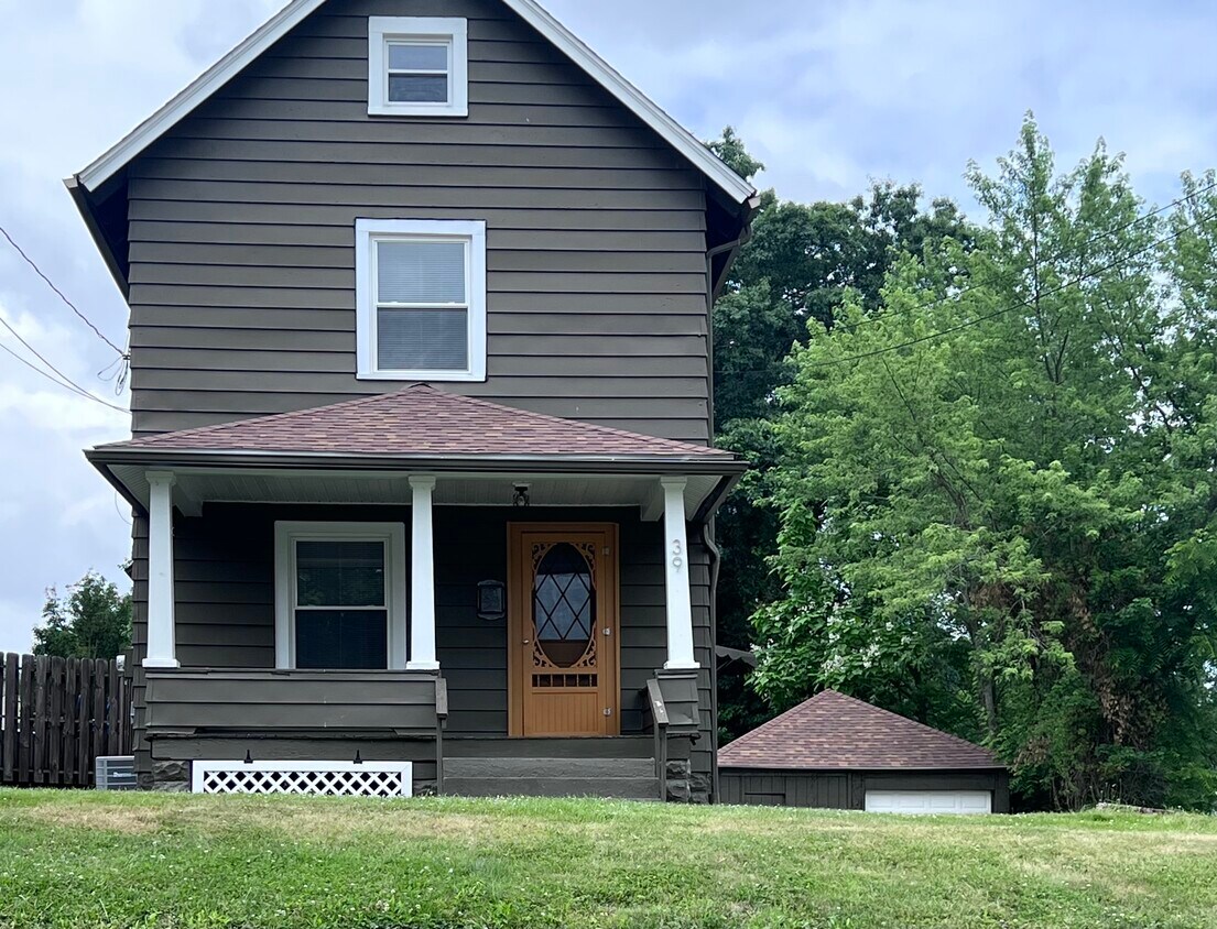 39 Center St, Struthers, OH 44471 House for Rent in Struthers, OH