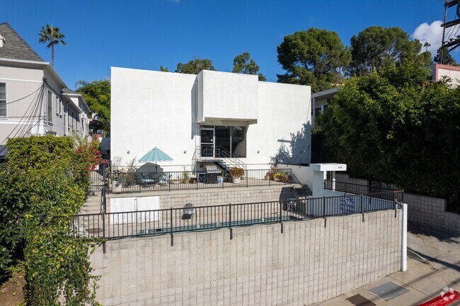 Primaria - 6315 Primrose Ave