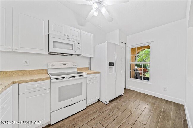 Building Photo - 890 Luminary Cir
