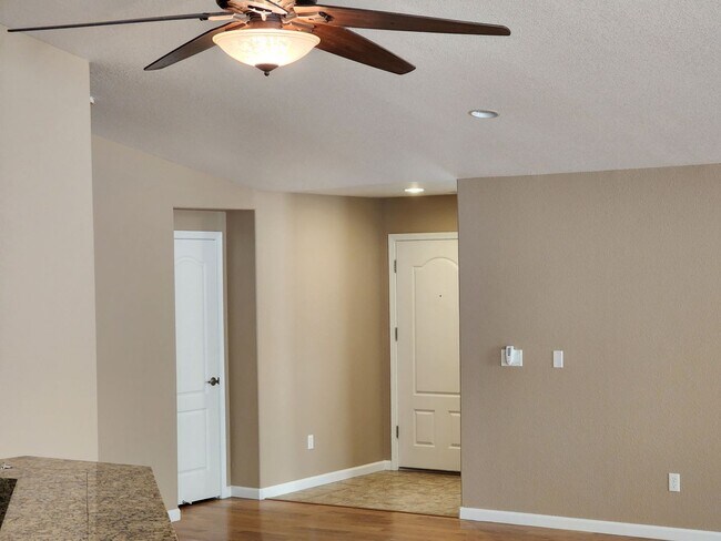 Foto del edificio - 4 Bedroom Home with 3 Car Garage in Dayton-Riverpark