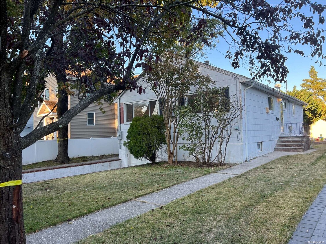 54 Sagamore Hill Dr, Port Washington, NY 11050 House Rental in Port