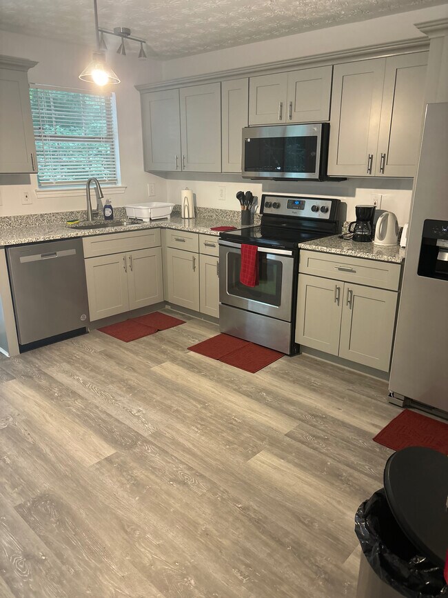 Foto del edificio - Room in Townhome on Chupp Way Cir