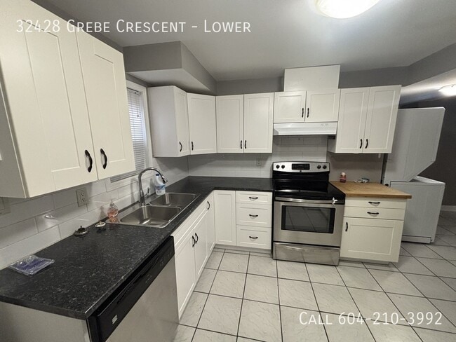 Building Photo - Basement with Backyard