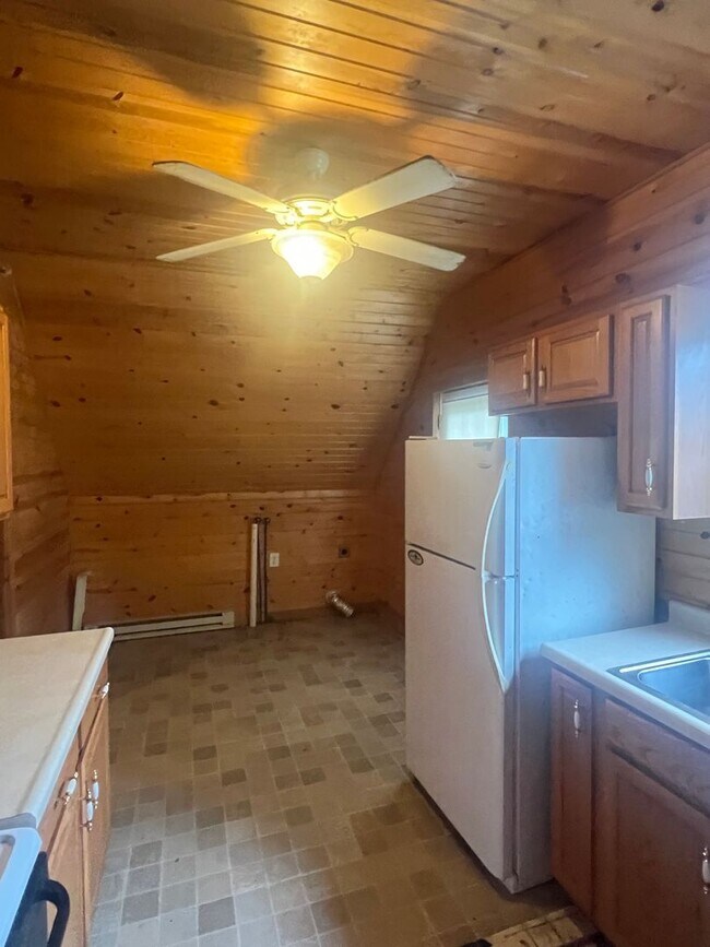 Building Photo - 1 Bedroom Apartment above Garage - off Rou...