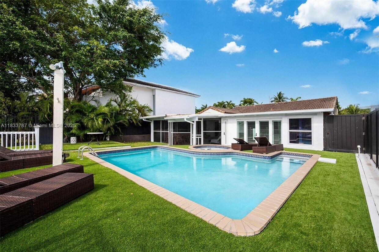 Foto principal - 7701 NE 8th Ave