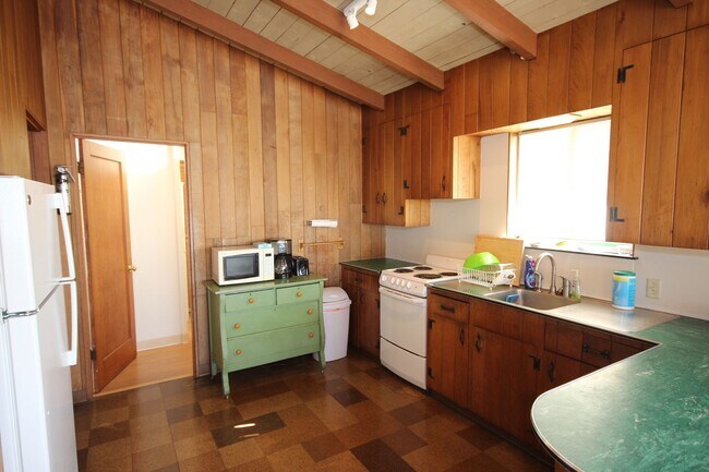 Foto del edificio - Fully Furnished Waterfront Cabin In Gig Ha...