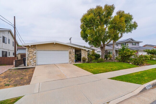 Foto del edificio - West Torrance 4 bedroom 2 bath